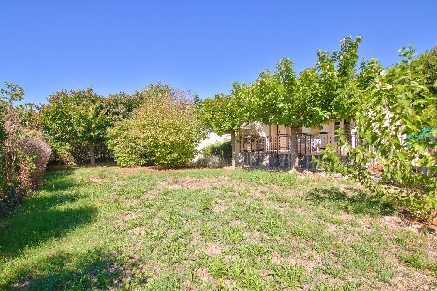 Maison de plain pied T4 de 92 m² sur 1000 m² de terrain avec 2 garages et dépendances à TAVERNES 83670