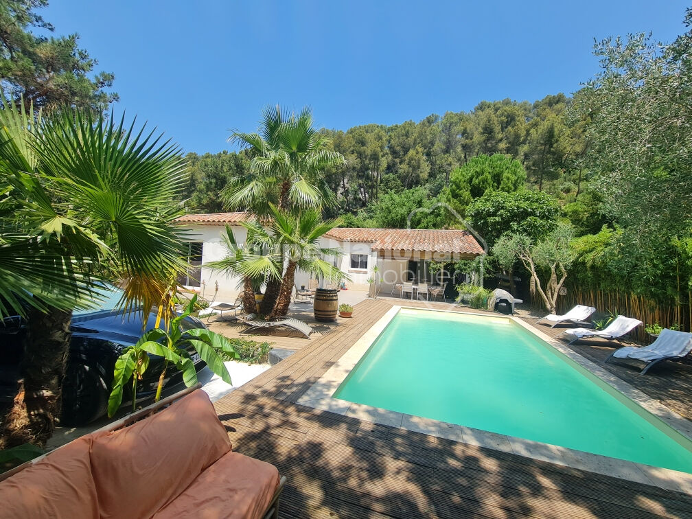 Photo Villa T6 de 151 m² de plain pied sur 1000m² de terrain arboré avec une grande piscine à GEMENOS 13420 image 4/6