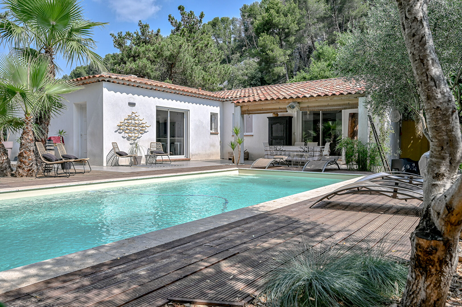 Villa T6 de 151 m² de plain pied sur 1000m² de terrain arboré avec une grande piscine à GEMENOS 13420