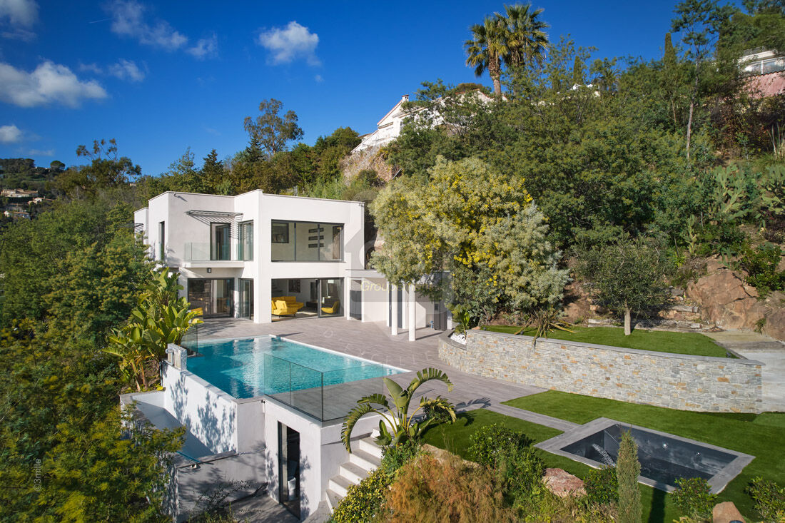 Produit exceptionnel,  à 2 pas de Cannes, villa contemporaine vue mer