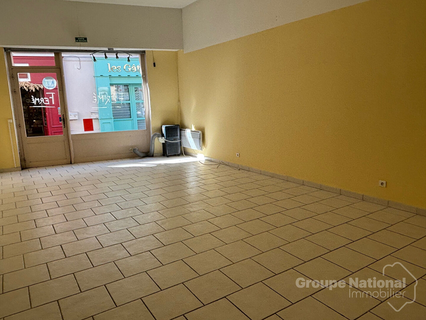 Photo Local commercial Mallemort 66.22 m2 image 2/5