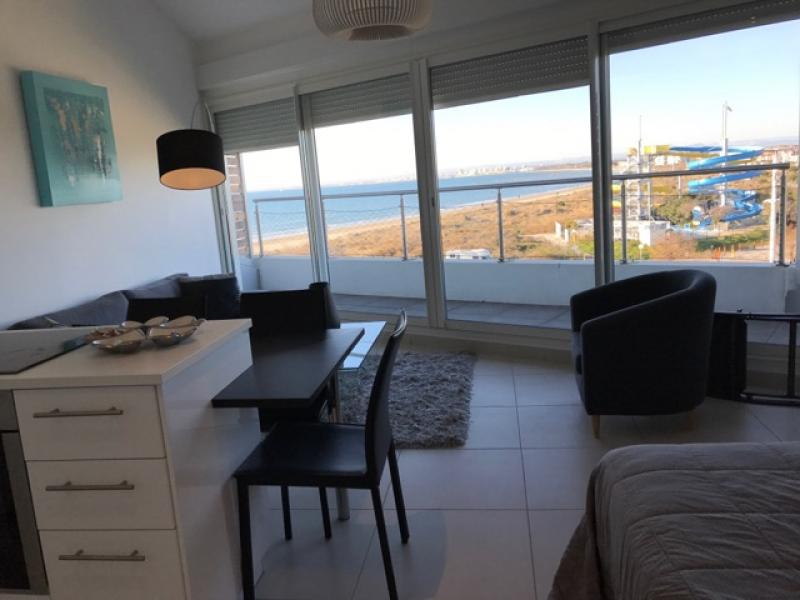 Photo STUDIO MODERNE LE GRAU DU ROI - 1 pièce(s) - 32 m2 VUE MER DANS RESIDENCE SUR LA PLAGE EN LOCATION SAISONNIERE image 4/6