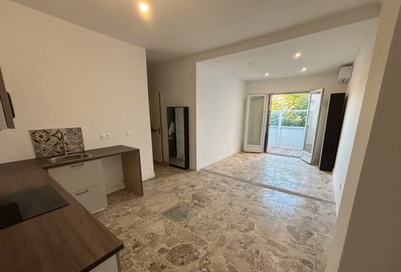 RIVE DROITE - T2 - 150 M  de LA PLAGE