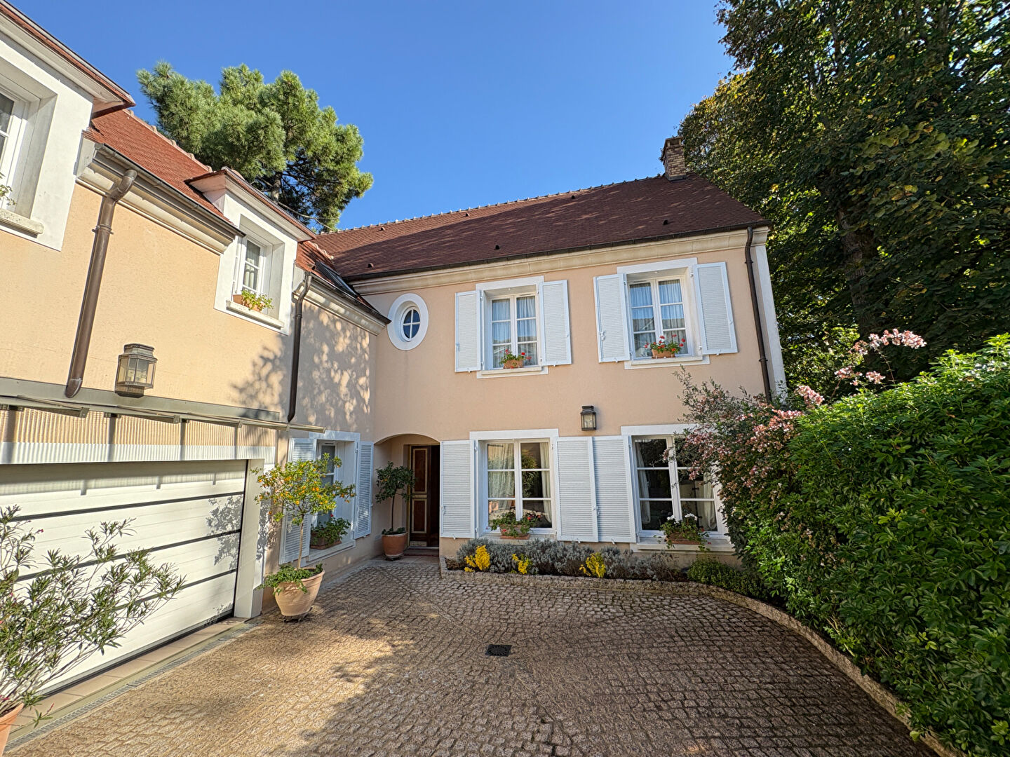 Photo Maison contemporaine  à FONTAINEBLEAU image 1/6