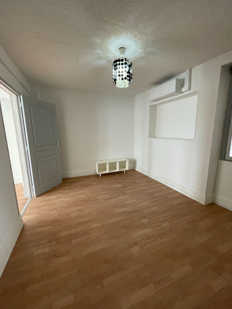 Photo Appartement  3 pièces, cave, parking et bûcher image 2/6