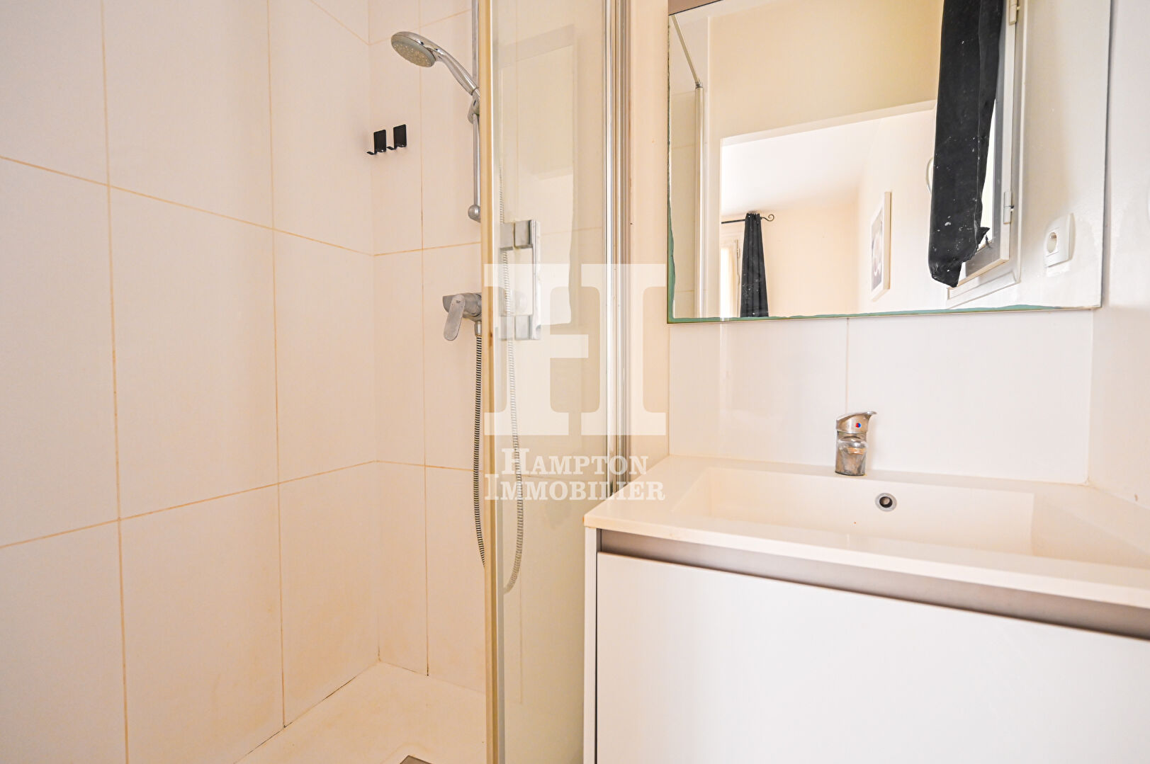 Photo Au pied des Buttes Chaumont / Passage du Plateau. Studio bis avec une terrasse de 7m² image 6/6