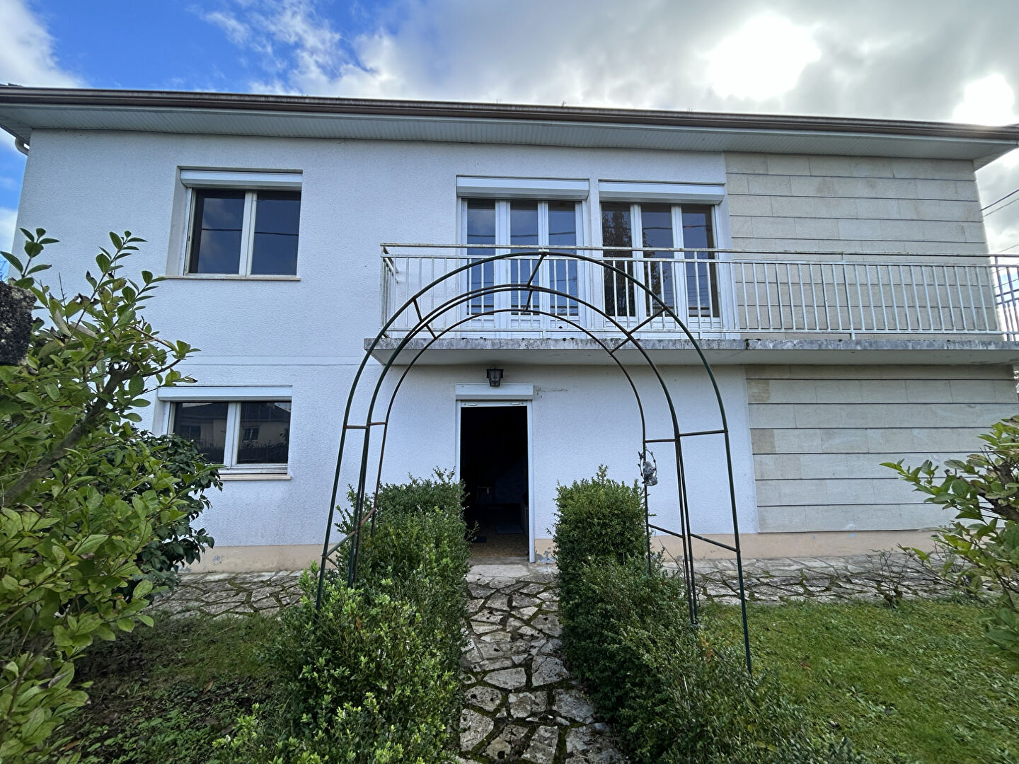 Maison spacieuse avec jardin clos et dépendance à Saint-Pantaléon-de-Larche
