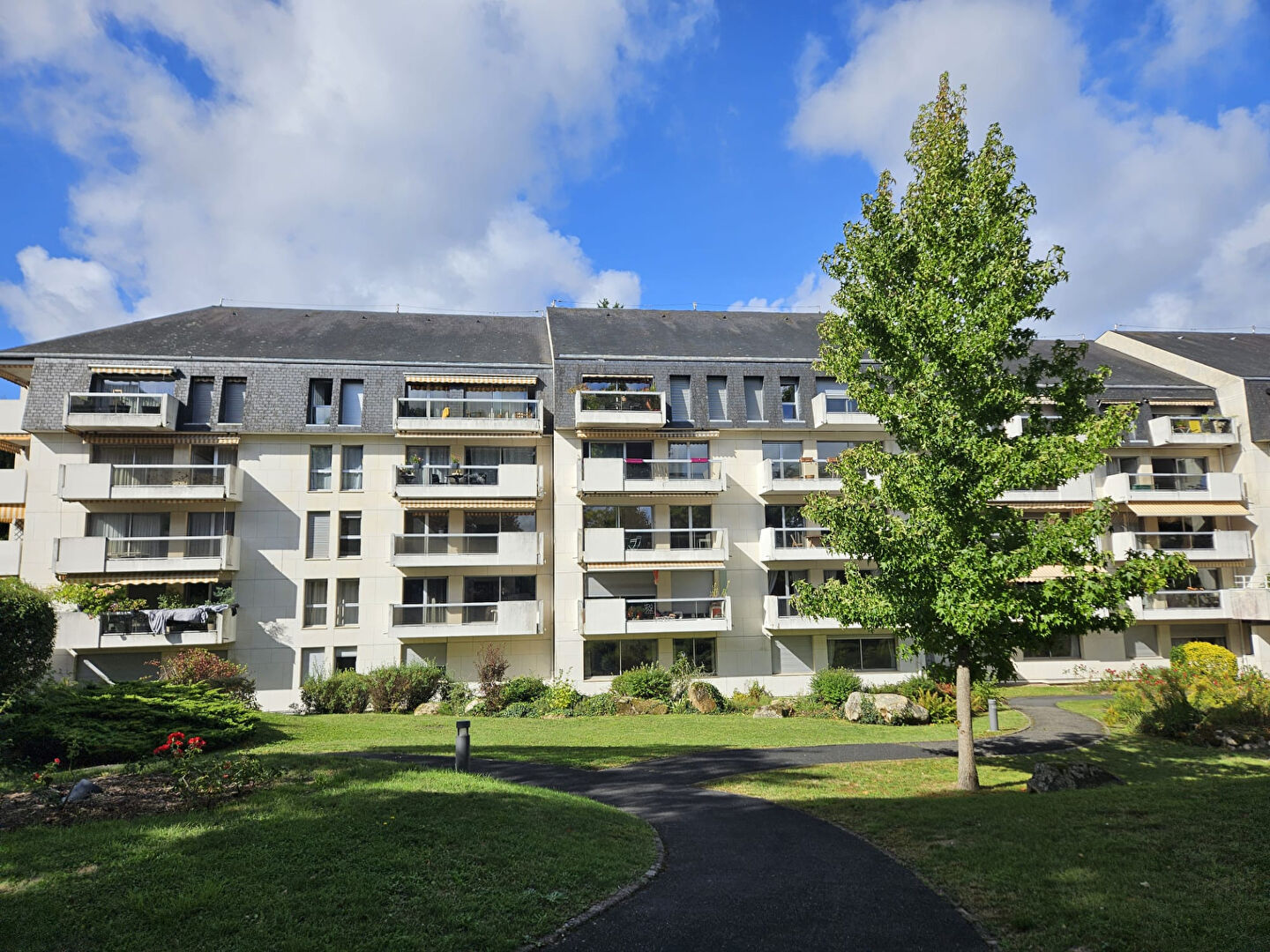 FONTAINEBLEAU : Appartement 2 pièces avec balcon en lisière de forêt