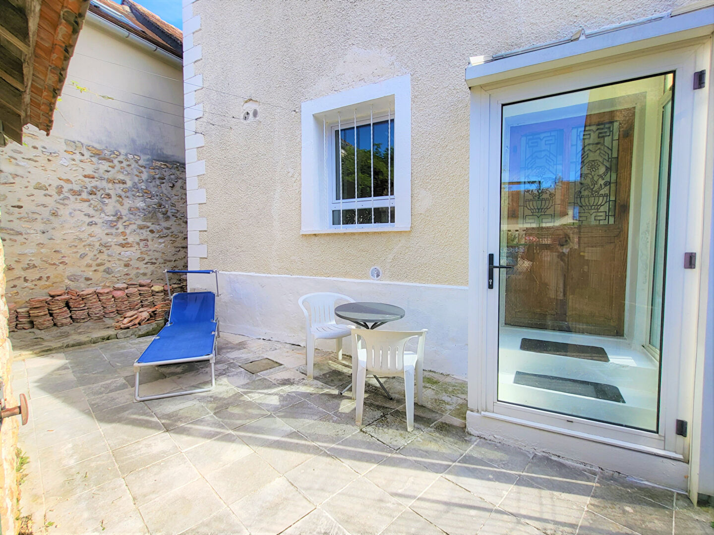 Proche FONTAINEBLEAU, maison  4 pièces avec courette