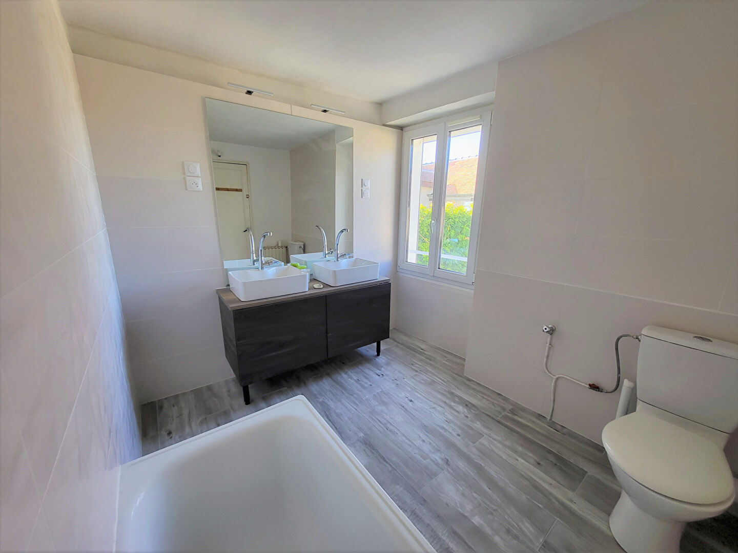 Photo Proche FONTAINEBLEAU, maison  4 pièces avec courette image 5/6