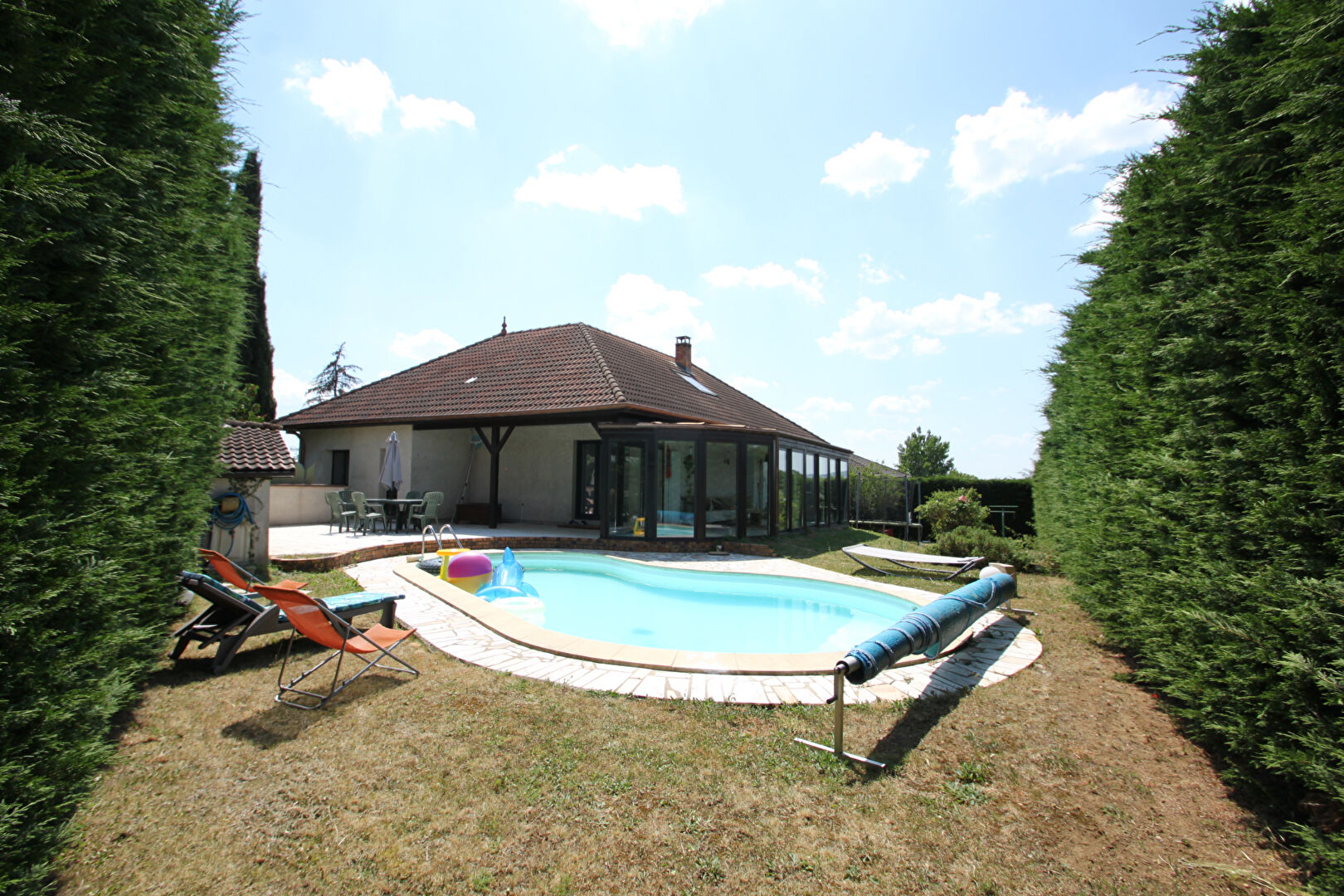 Photo Au calme à LOUVIGNY  Grande Maison 180 m²,  4 Chambres, Piscine, sous-sol  sur terrain de 13 ares image 2/6