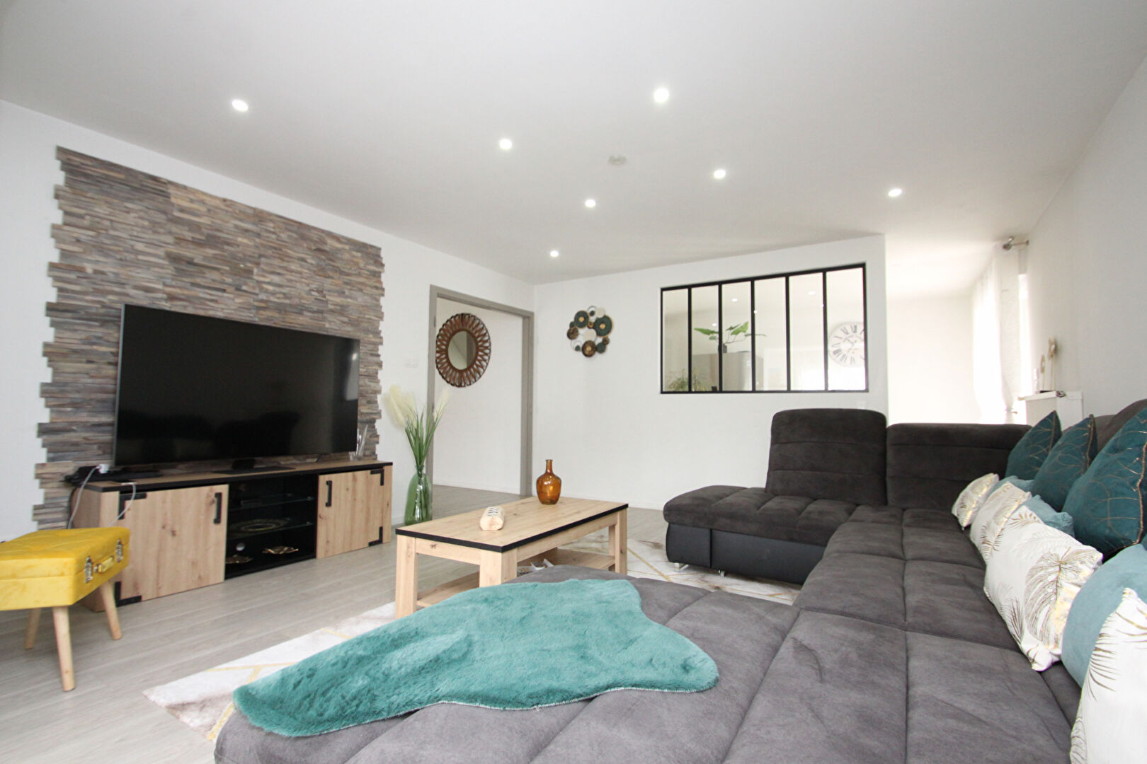 Photo Au calme à LOUVIGNY  Grande Maison 180 m²,  4 Chambres, Piscine, sous-sol  sur terrain de 13 ares image 3/6