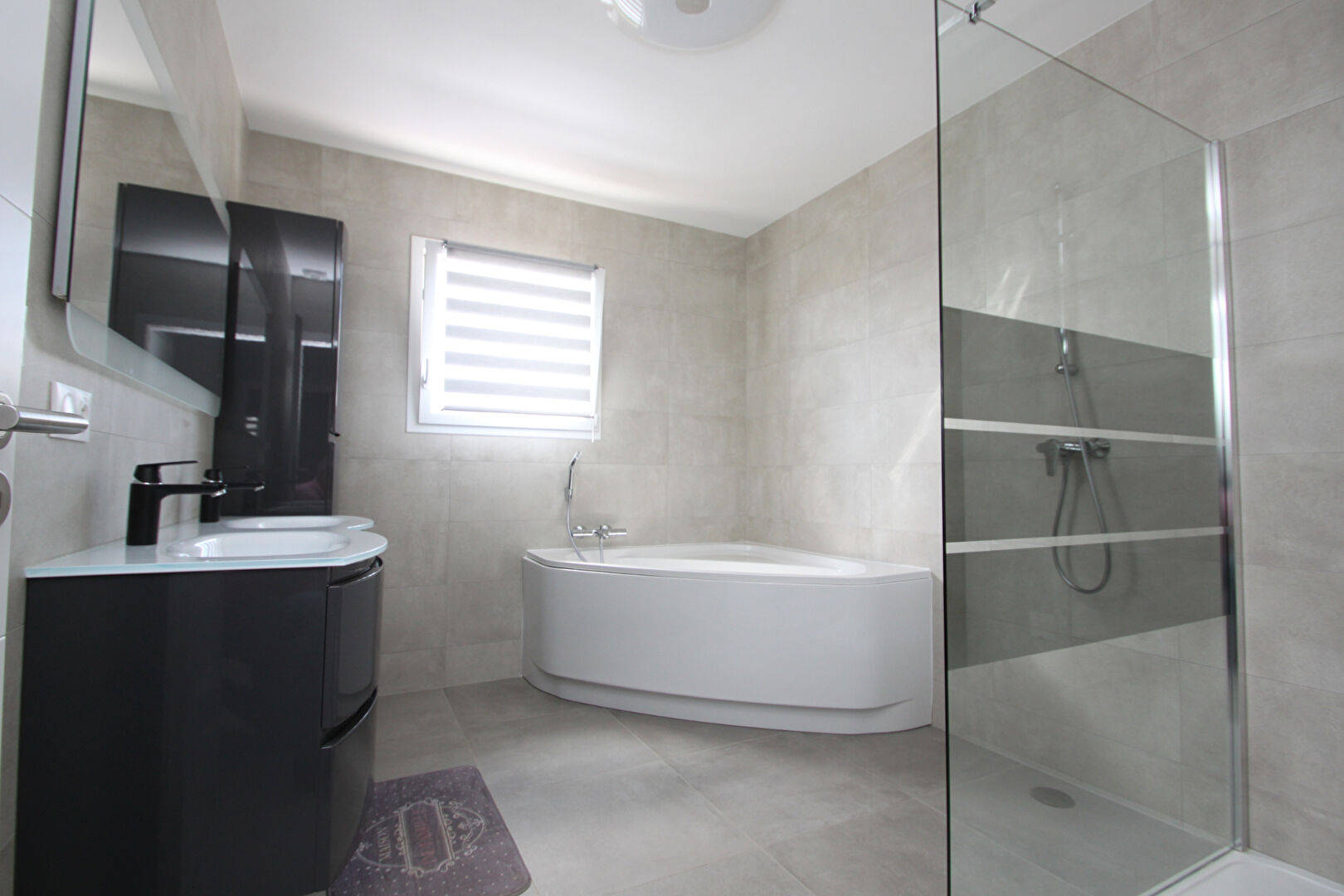 Photo POMMERIEUX AU CALME MAISON INDIVIDUELLE  en demi-niveaux 125 M² AVEC PISCINE ET  GRAND GARAGE image 4/6