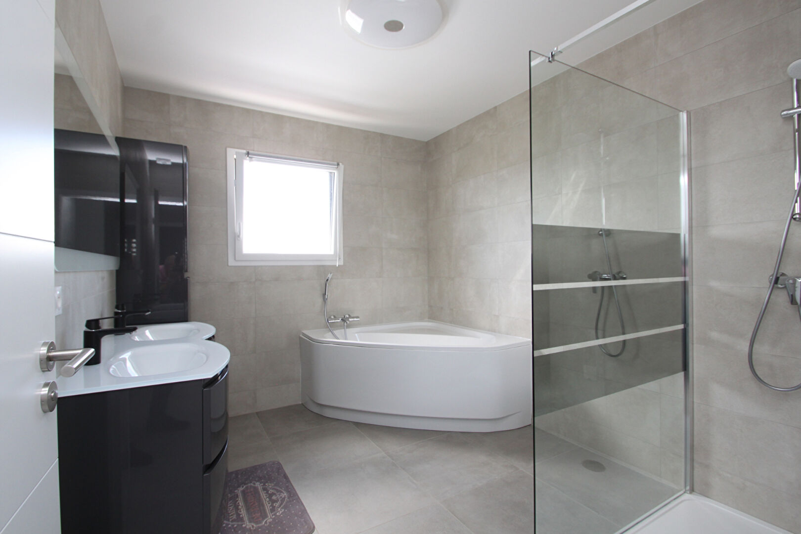 Photo POMMERIEUX AU CALME MAISON INDIVIDUELLE  en demi-niveaux 125 M² AVEC PISCINE ET  GRAND GARAGE image 6/6