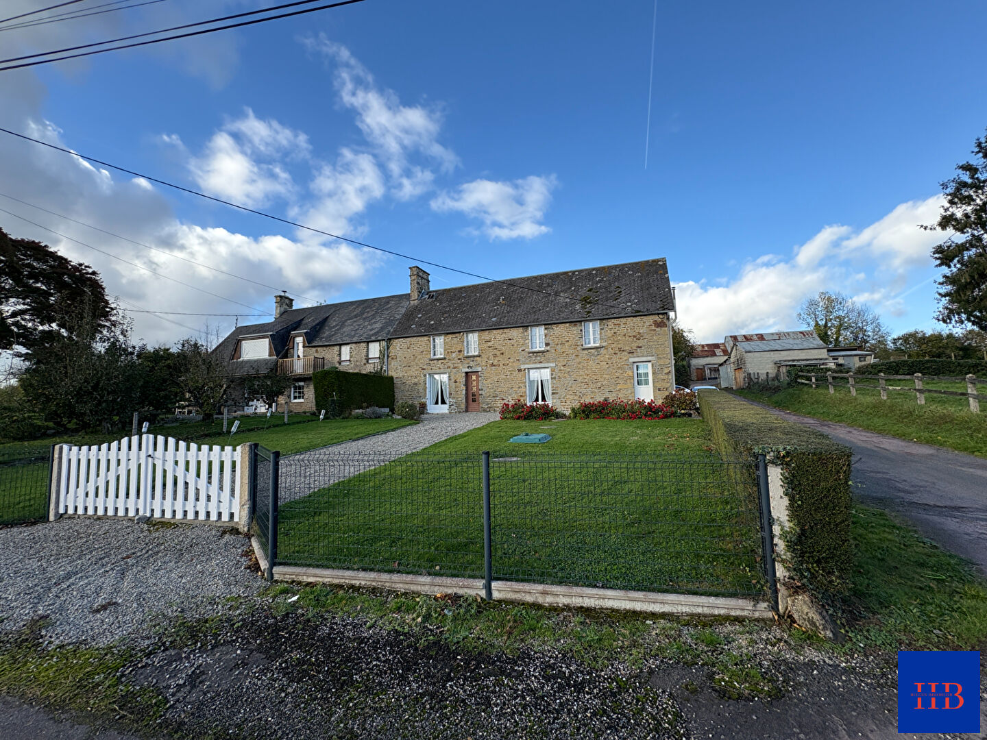 A VENDRE CORPS DE FERME AVEC 3.6 HECTARES SECTEUR CAMPEAUX