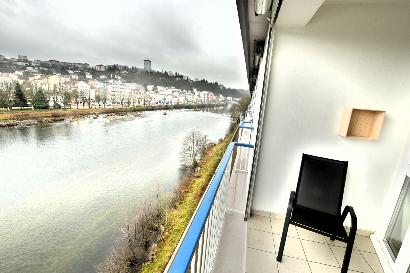 EPINAL F3 meublé -avec  balcon et loggia - vue Moselle -