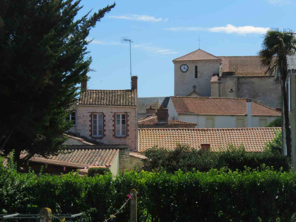 Photo RARE sur  secteur centre d'Angles, maison à rénover de148m2 et 115m2 de garage. image 1/2