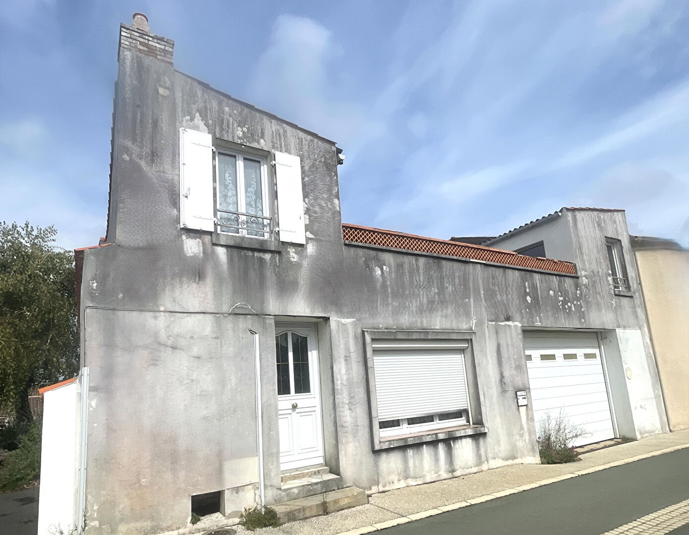 Photo RARE sur  secteur centre d'Angles, maison à rénover de148m2 et 115m2 de garage. image 2/2