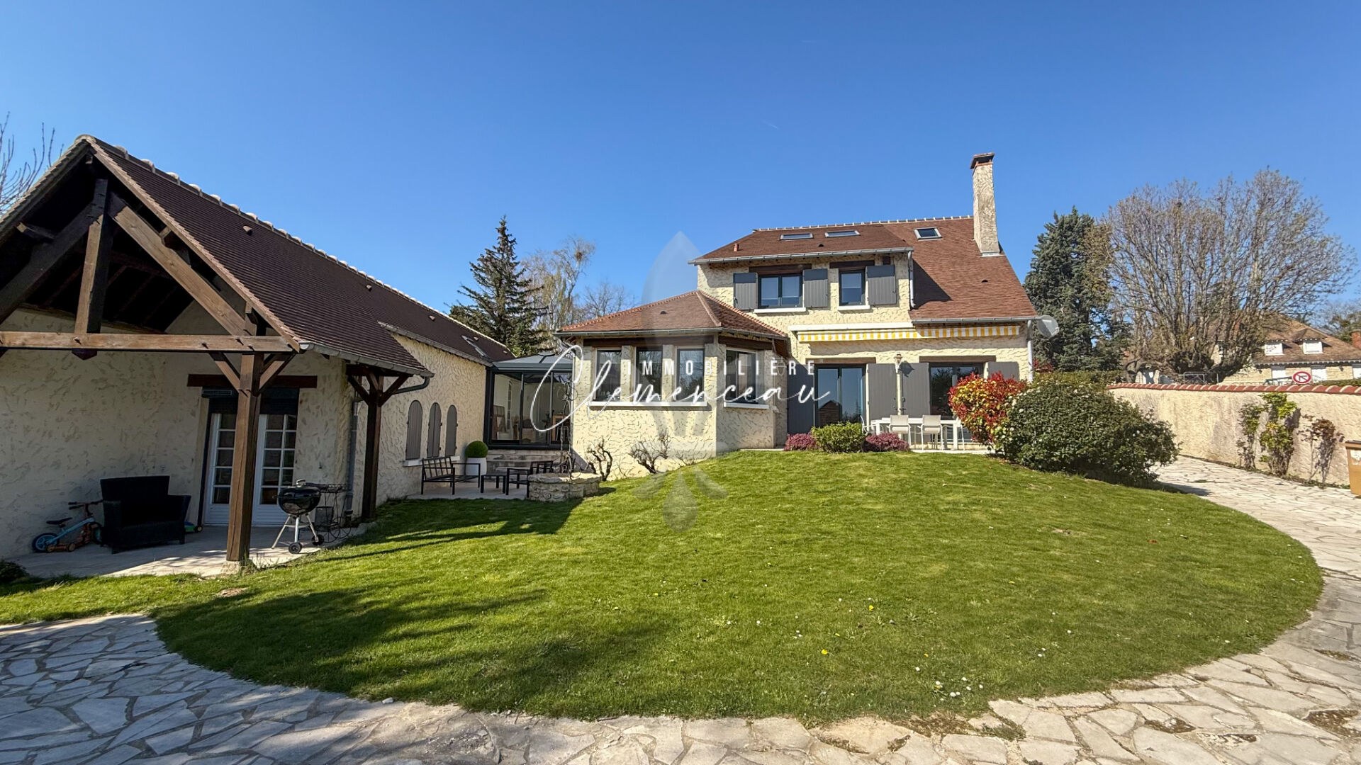 Charmante maison de caractère avec beau jardin - Secteur résidentiel