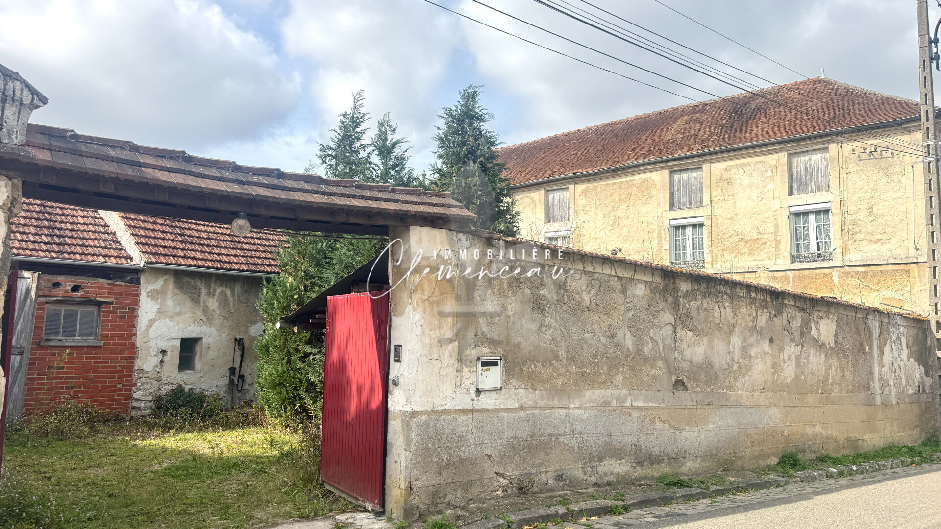 À VENDRE - Ancien corps de ferme à rénover, beau potentiel !