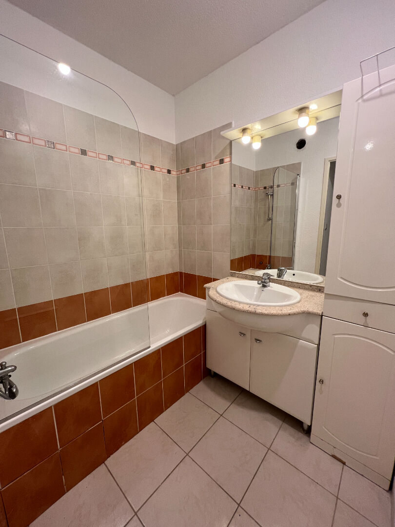 Photo Appartement proche centre village  T2  de 45 m² avec jardinet et cellier image 6/6