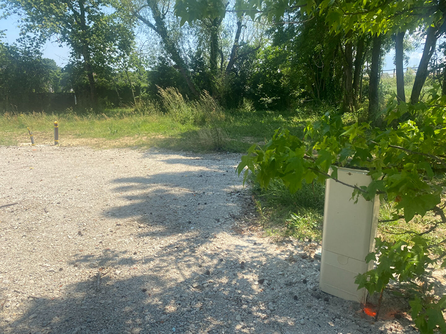 Photo Terrain 818m2 viabilisé construction libre image 1/3