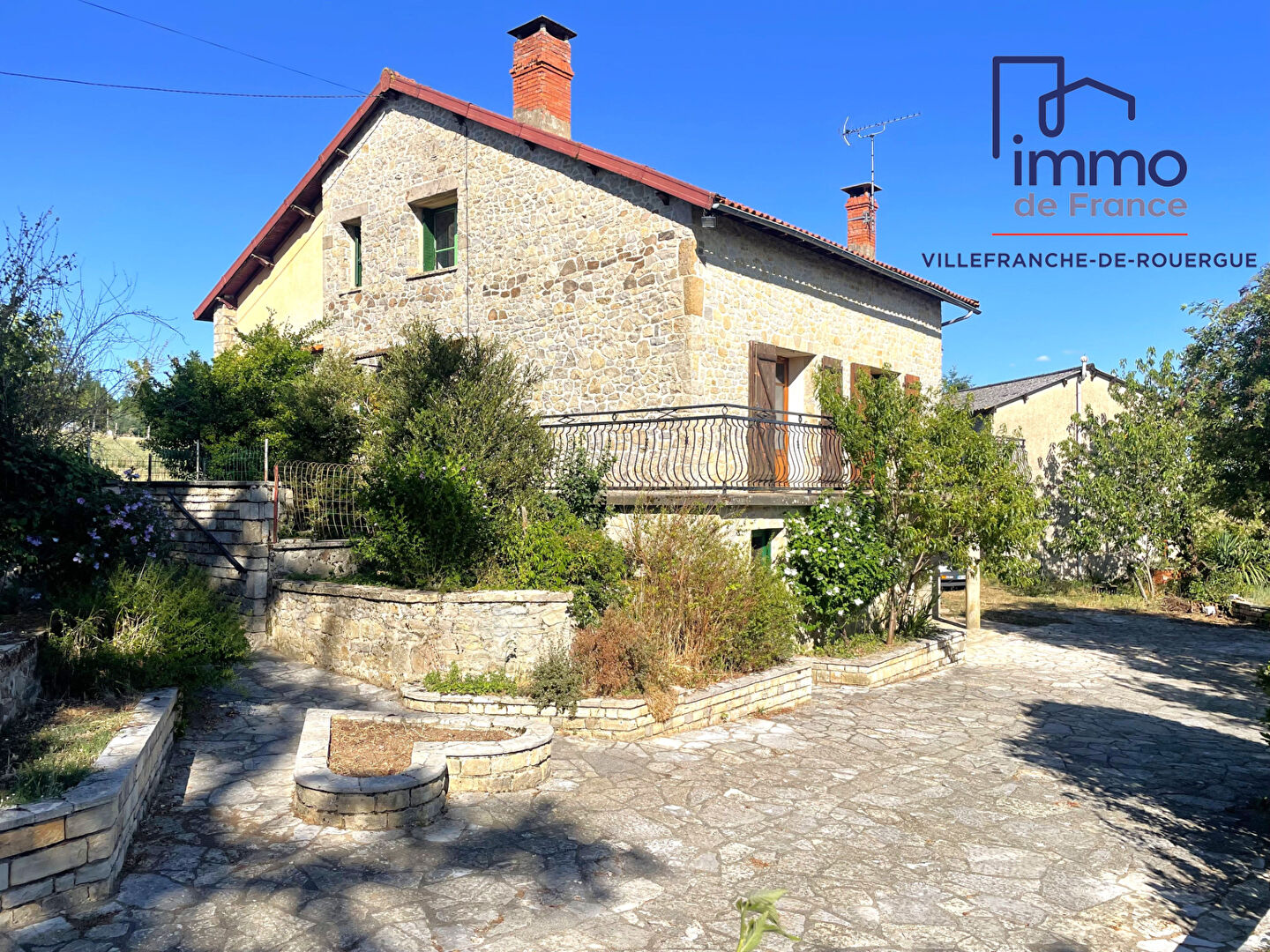 Maison - 7 pièce(s) 126 m2 + dépendances sur terrain de 8617m².