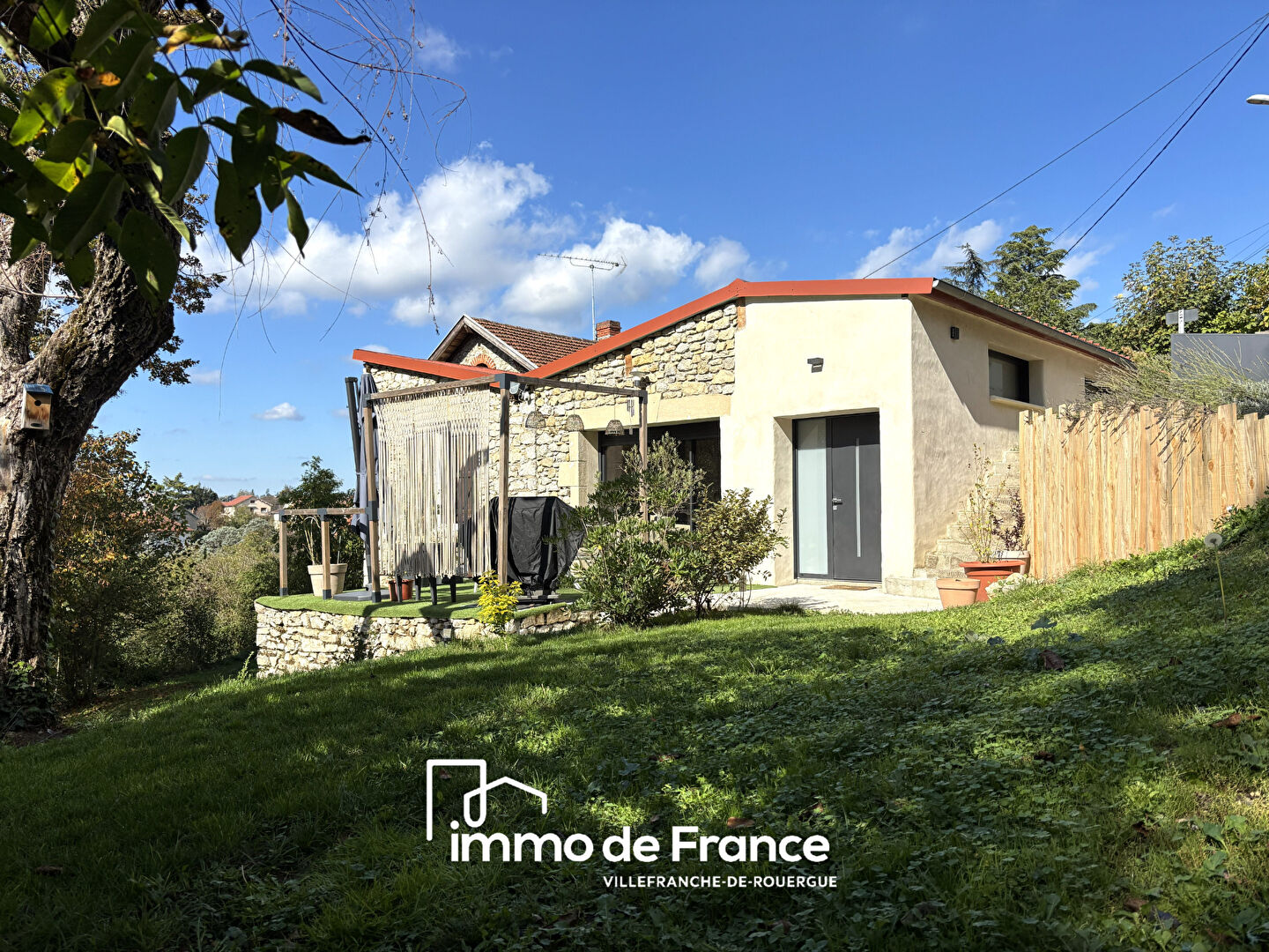 Maison contemporaine avec terrain attenant