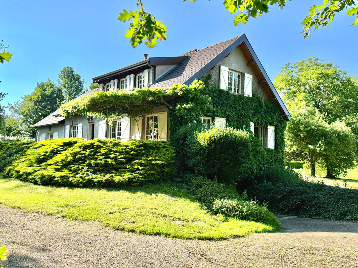 Photo GARNERANS Maison 237 m2, 7 chambres sur parc arboré de 5.900 m² avec piscine. image 1/6