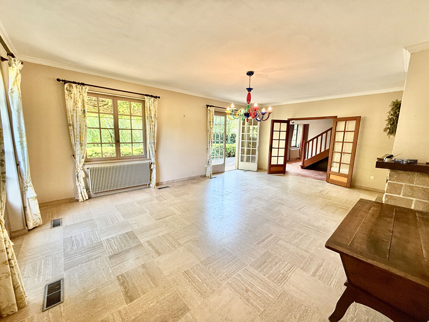 Photo GARNERANS Maison 237 m2, 7 chambres sur parc arboré de 5.900 m² avec piscine. image 3/6