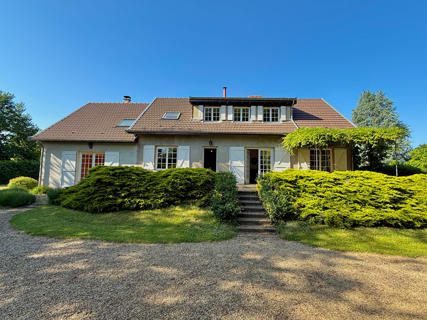 Photo GARNERANS Maison 237 m2, 7 chambres sur parc arboré de 5.900 m² avec piscine. image 4/6