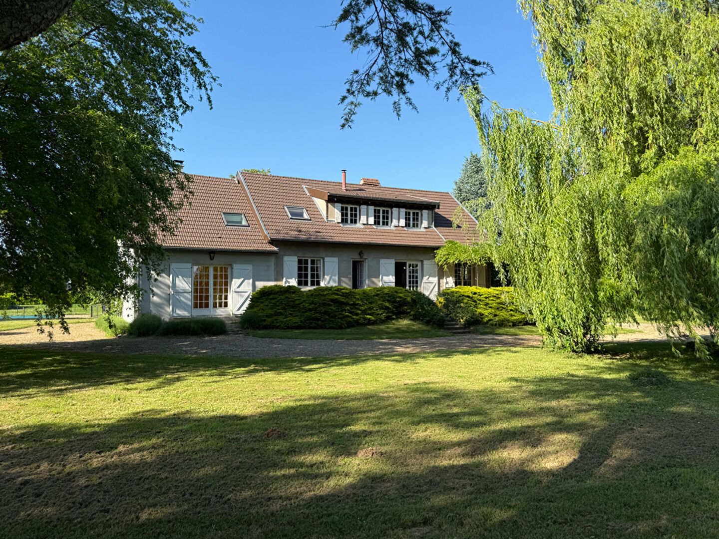 Photo GARNERANS Maison 237 m2, 7 chambres sur parc arboré de 5.900 m² avec piscine. image 5/6