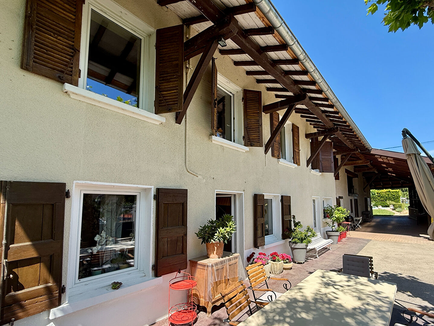 MAISON FAMILIALE 180m²  (5 ch.) avec piscine et dépendances sur 1.600 m² de terrain.