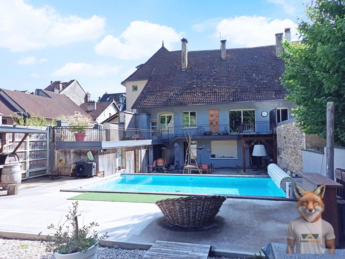 Vaste maison de ville de 10 Pièces 282m² garage, piscine, cuisine d'été + grenier 200m² sur dalle béton à aménager hyper centre d'Ornans