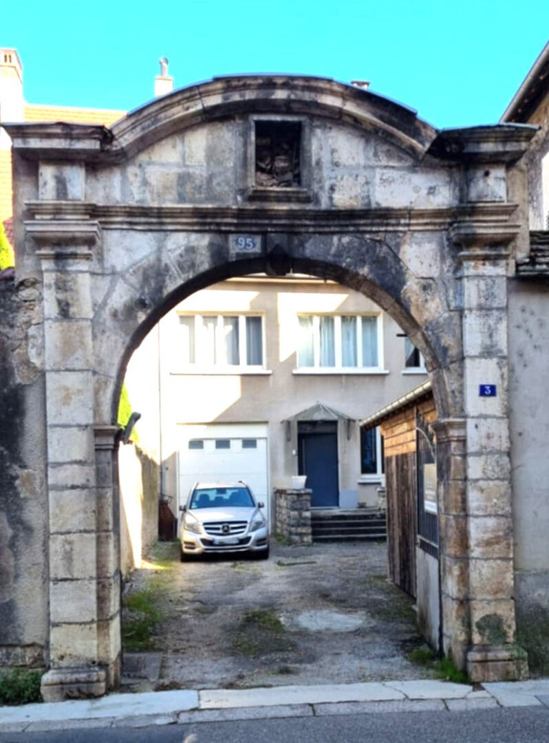 Photo Vaste maison de ville de 10 Pièces 282m² garage, piscine, cuisine d'été + grenier 200m² sur dalle béton à aménager hyper centre d'Ornans image 2/6