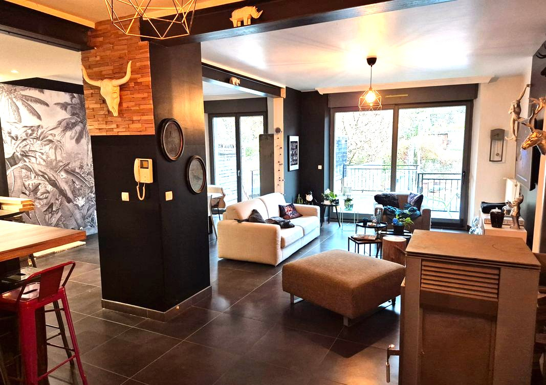 Photo Vaste maison de ville de 10 Pièces 282m² garage, piscine, cuisine d'été + grenier 200m² sur dalle béton à aménager hyper centre d'Ornans image 3/6