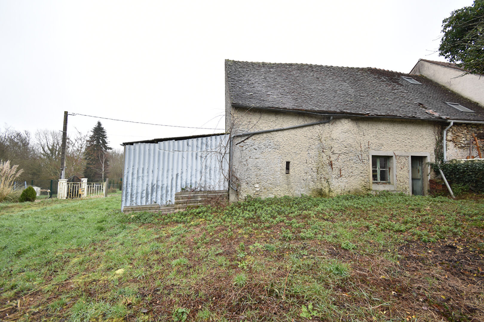 Photo Guerard  grange édifiée sur un jardin de 782 m2 image 3/4