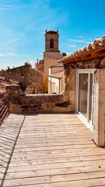 PERTUIS centre ville traverse Colbert, T2 en DUPLEX de 70 m² sous les toits avec terrasse dominante
