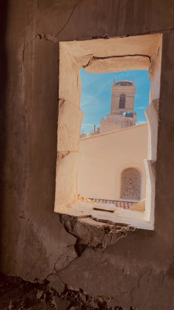 Photo PERTUIS centre ville traverse Colbert, T2 en DUPLEX de 70 m² sous les toits avec terrasse dominante image 4/6