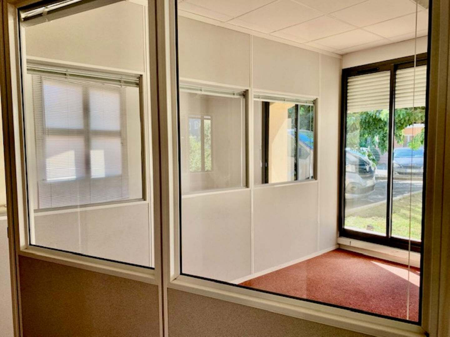 Photo BUREAU 100M2 RDC image 2/3