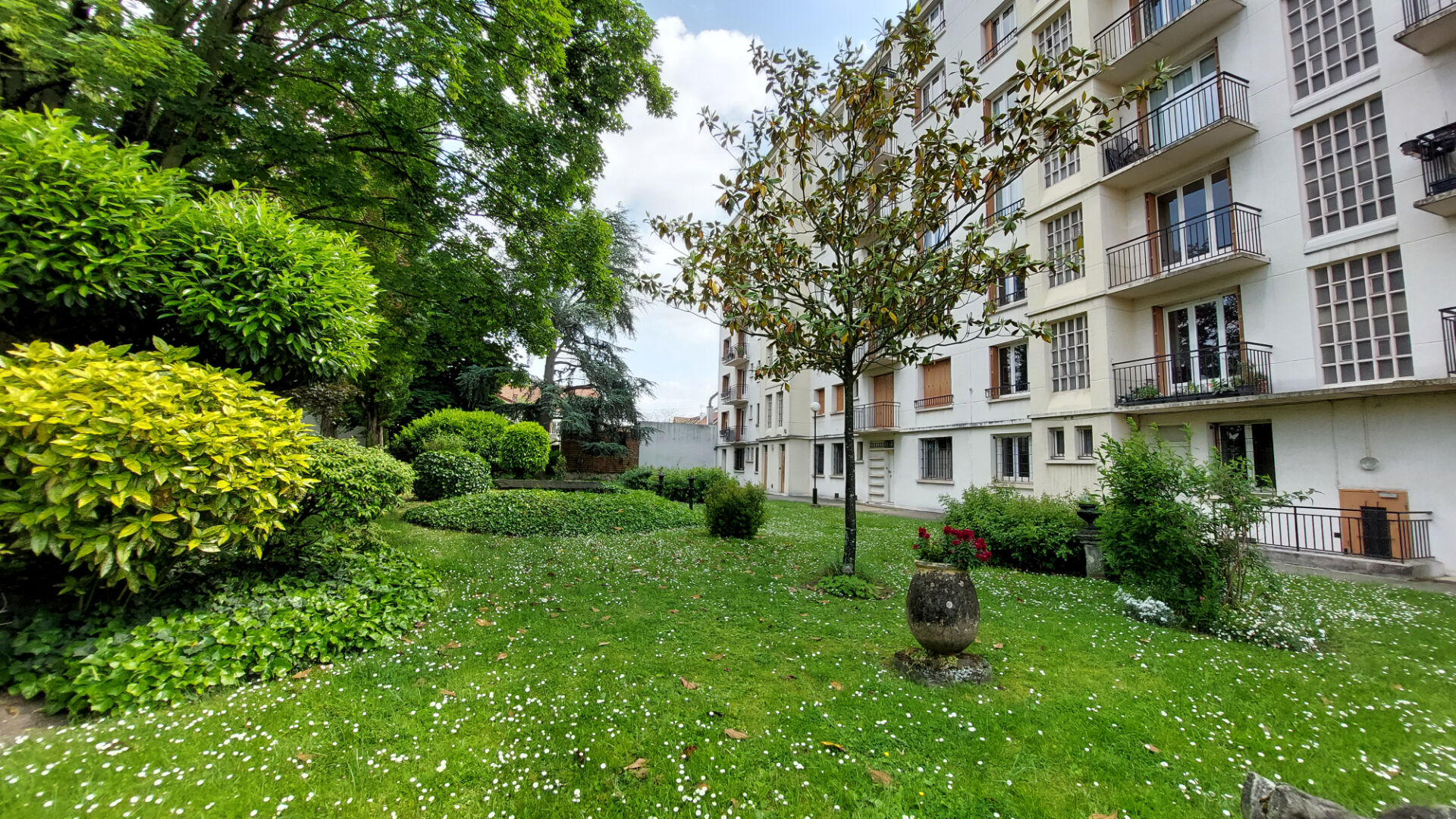 Photo BARRE ORMESSON - Appartement 91.55 m² - 2 chambres - Cave - Box image 2/2