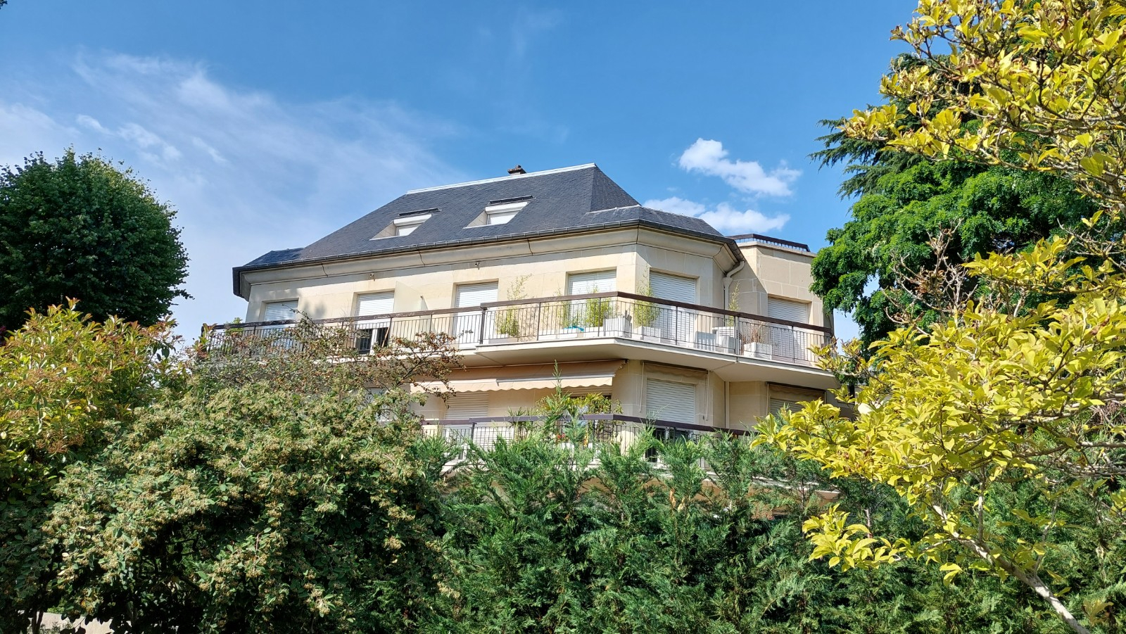 Photo SPACIEUX 4 PIECES - 89 m² - 2 chambres - Cave - Box image 1/6