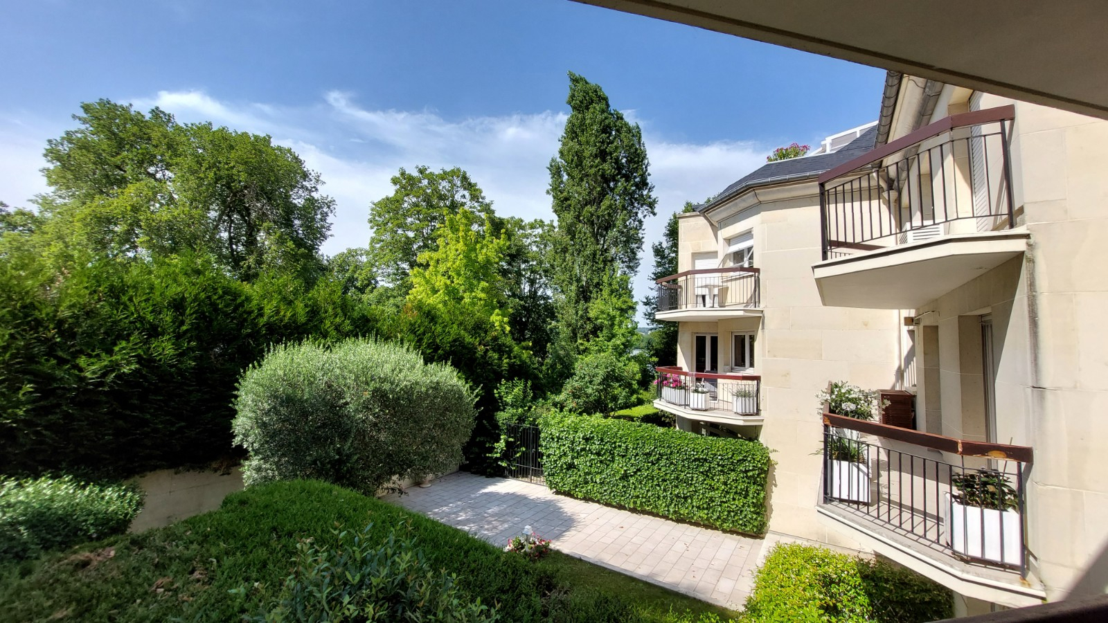 Photo SPACIEUX 4 PIECES - 89 m² - 2 chambres - Cave - Box image 2/6