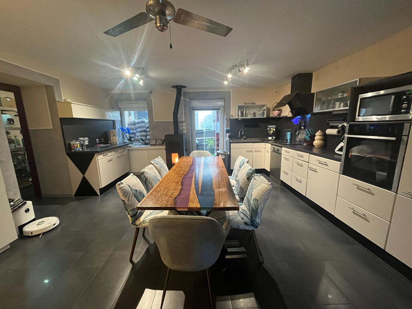 Maison HOMECOURT 10 pièce(s) 250m2