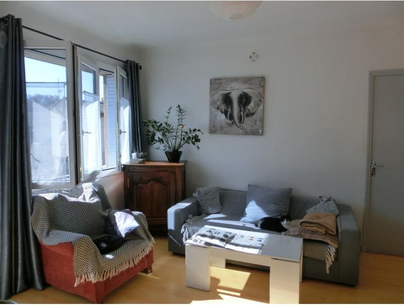 Appartement T3 avec garage fermé au 1er étage dans le centre du village