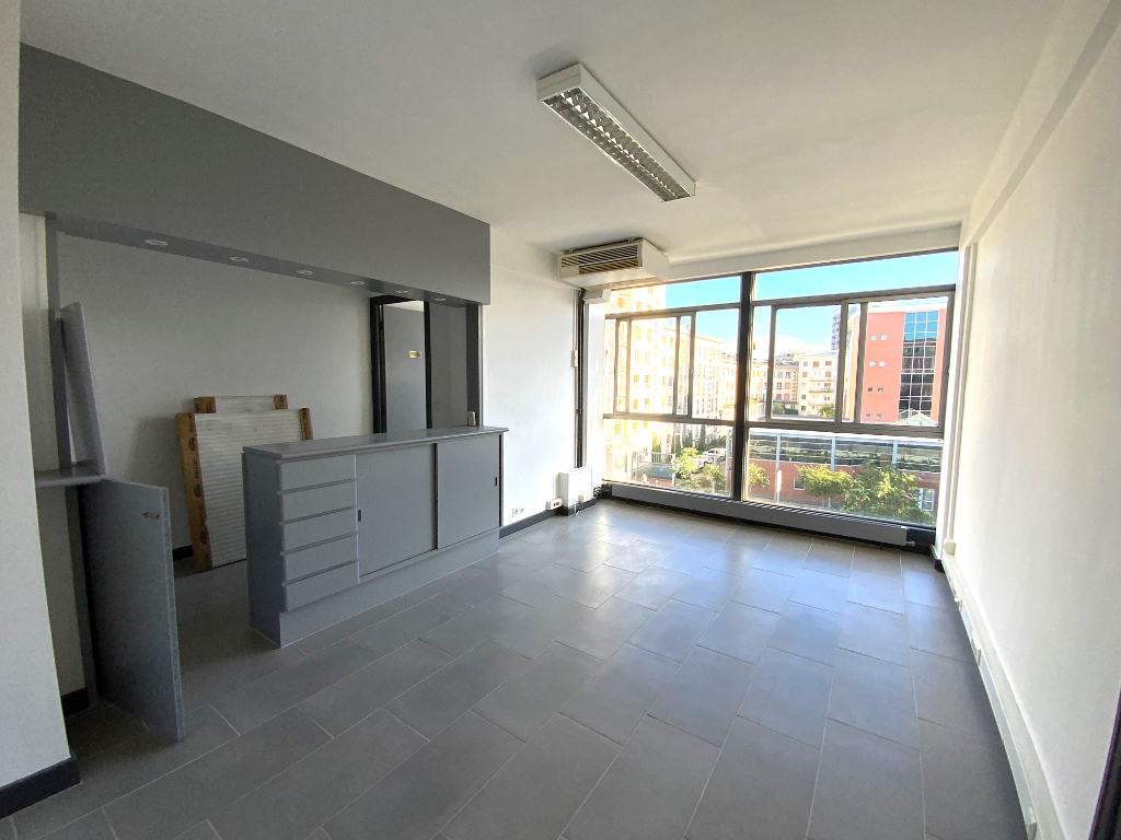 Photo CENTRE VILLE, AU PIED DE LA GARE, LOCAL PROFESSIONNEL DE DEUX PIECES DE 39M² image 2/6