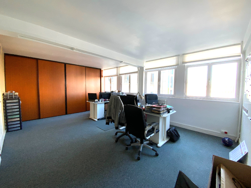 Photo CENTRE VILLE,AU PIED DE LA GARE, DANS UN IMMEUBLE À USAGE  PROFESSIONNEL, BUREAU DE 73 M² image 4/6
