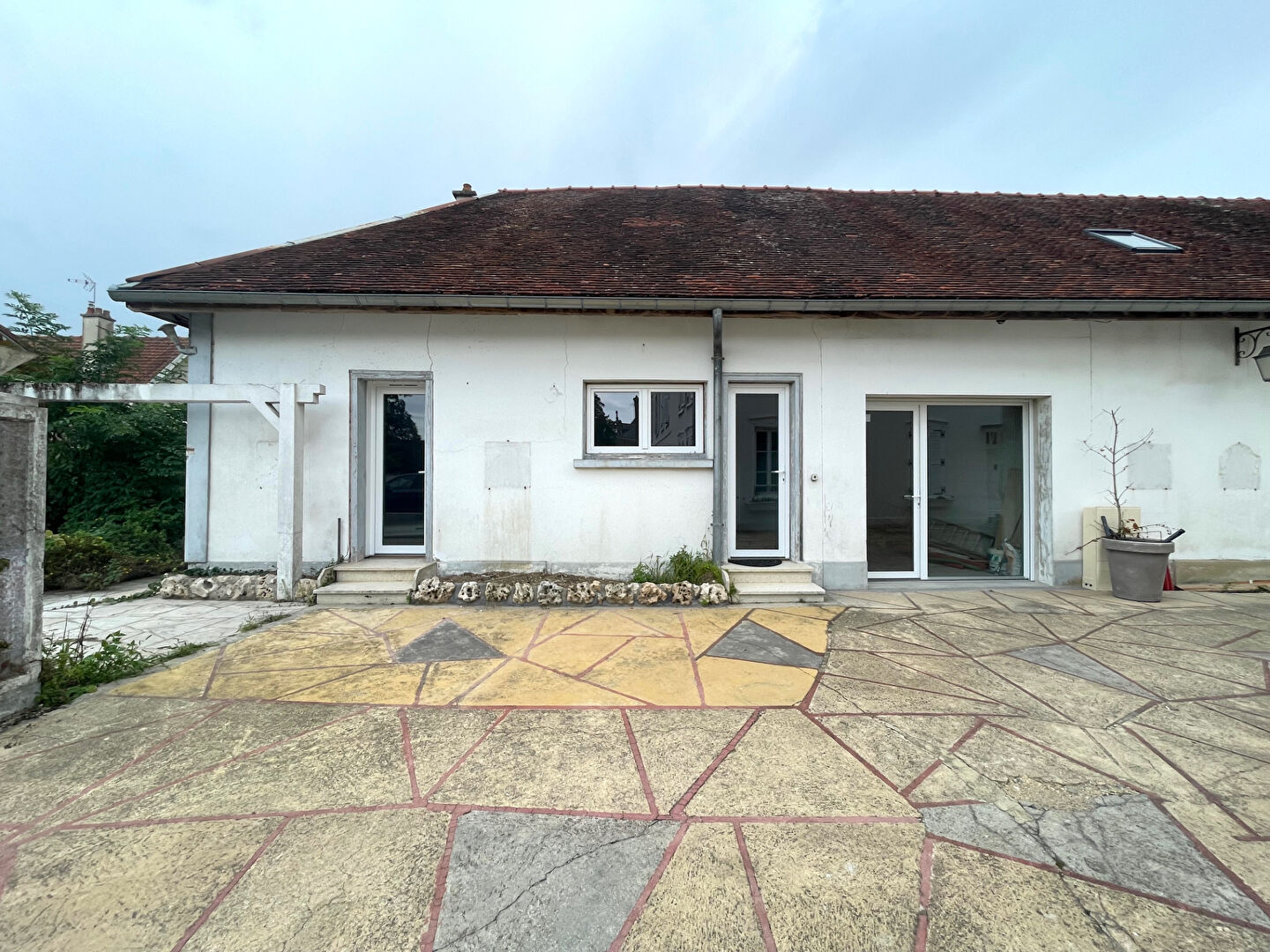 Photo SAINT JULIEN LES VILLAS, dans un cadre recherché, maison à aménager avec parking et jardin image 1/6