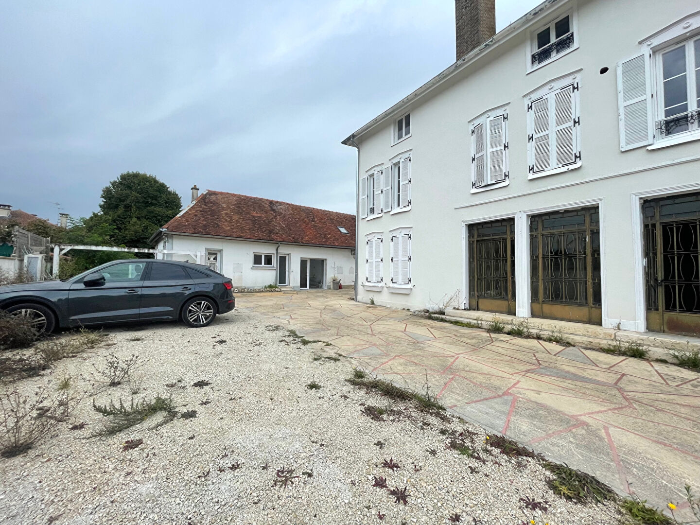 Photo SAINT JULIEN LES VILLAS, dans un cadre recherché, maison à aménager avec parking et jardin image 3/6