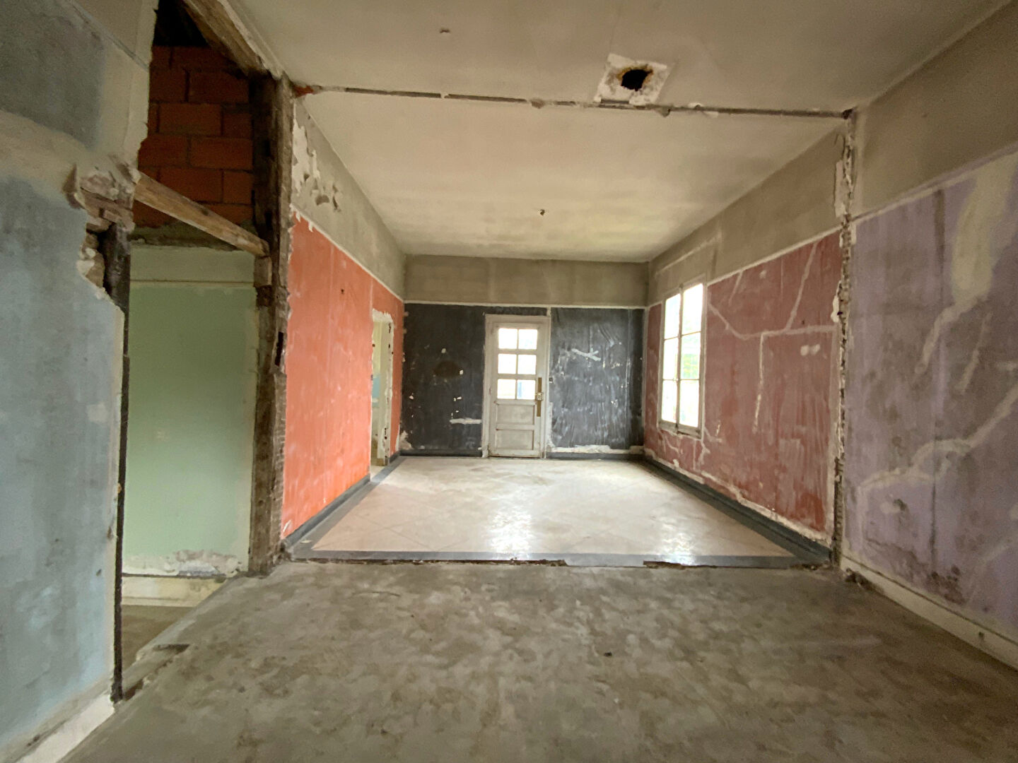 Photo SAINT JULIEN LES VILLAS, dans un cadre recherché, maison à aménager avec parking et jardin image 4/6